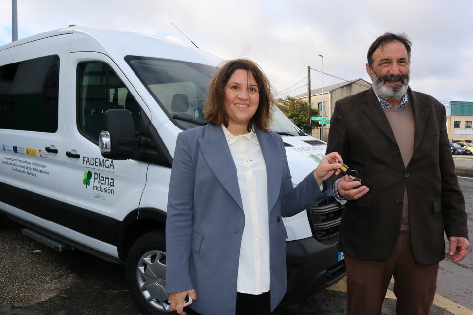 Begoña Abeijón fai entrega de dúas furgonetas adaptadas a FADEMGA Plena inclusión Galicia